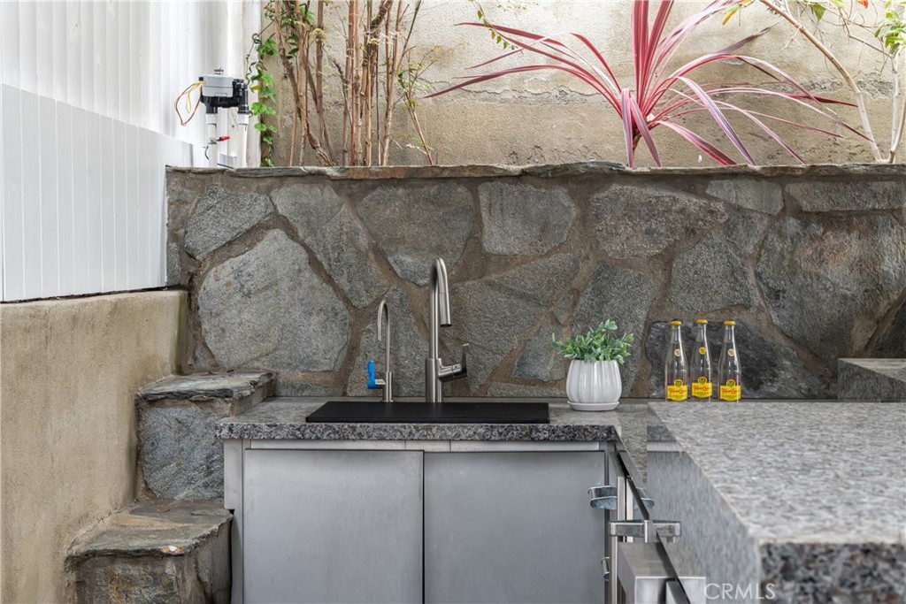 2001 Palm Avenue Manhattan Beach, CA 90266 - Photo 13 of 36