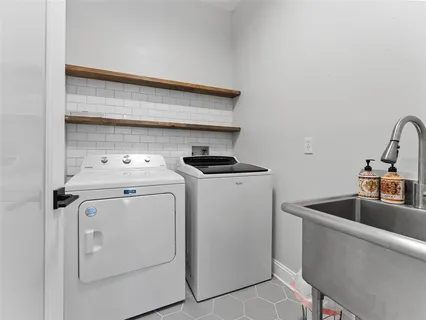 $475,000 | 18120 Sandy Pointe Drive, Tampa, FL 33647