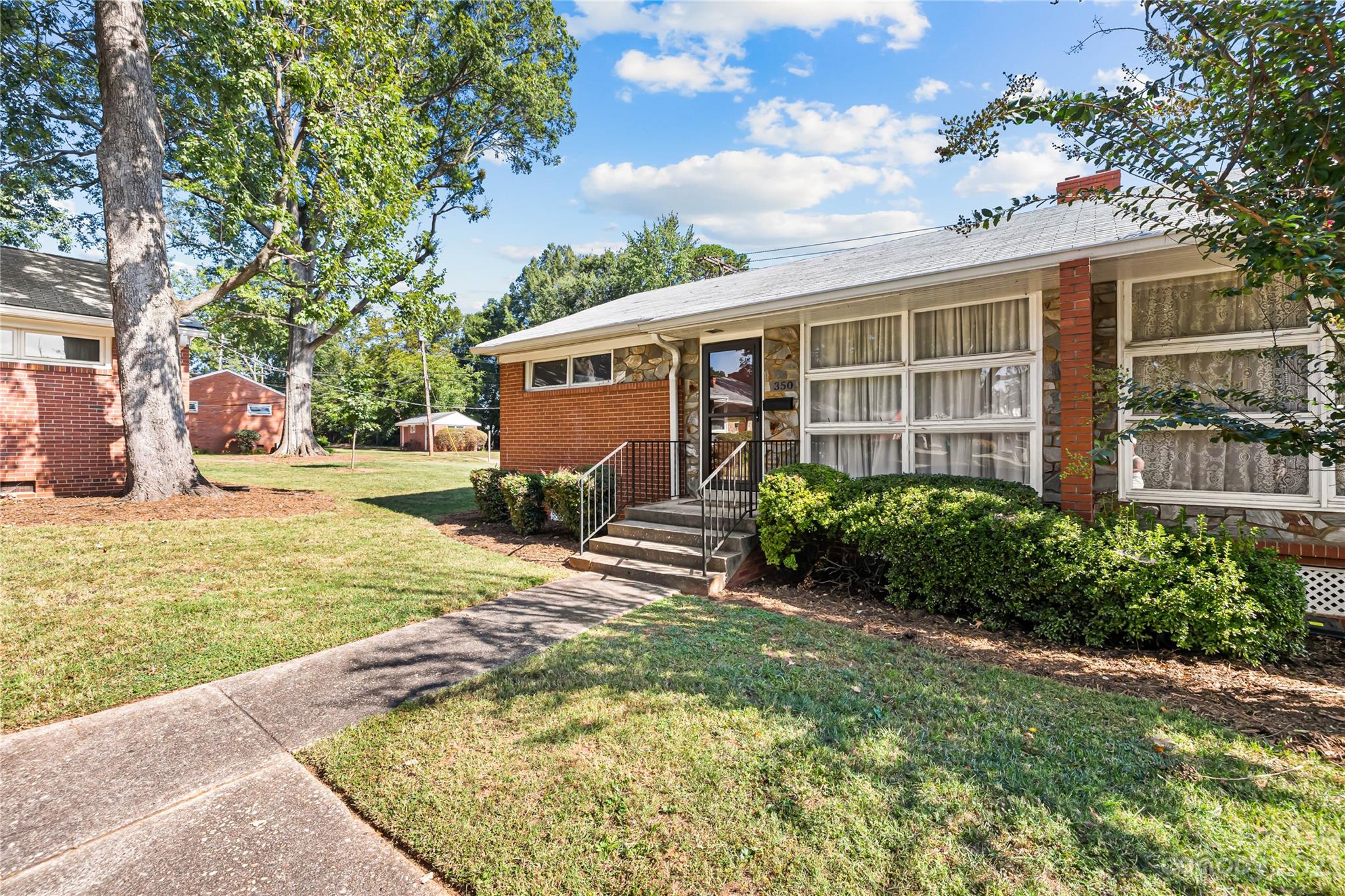 a view of a house with backyard and sitting area