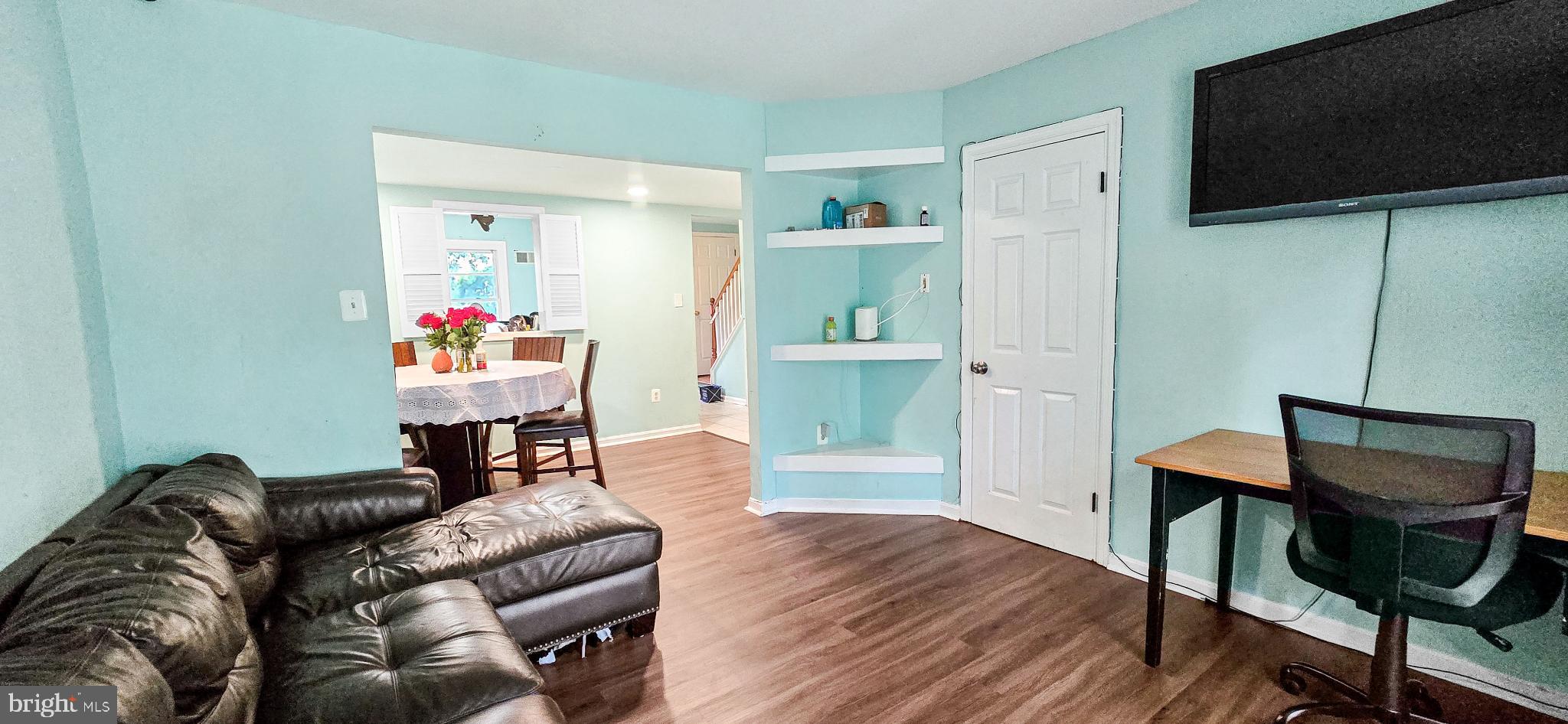 8402 Towne Crest Court Gaithersburg, MD 20877 - Photo 12 of 22 Bright and inviting open living space.