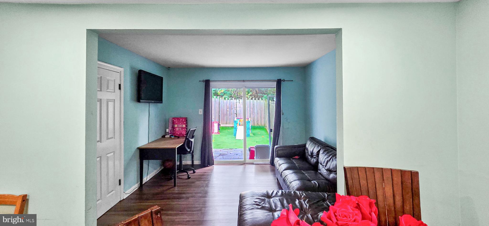 8402 Towne Crest Court Gaithersburg, MD 20877 - Photo 10 of 22 Bright and inviting open living space.