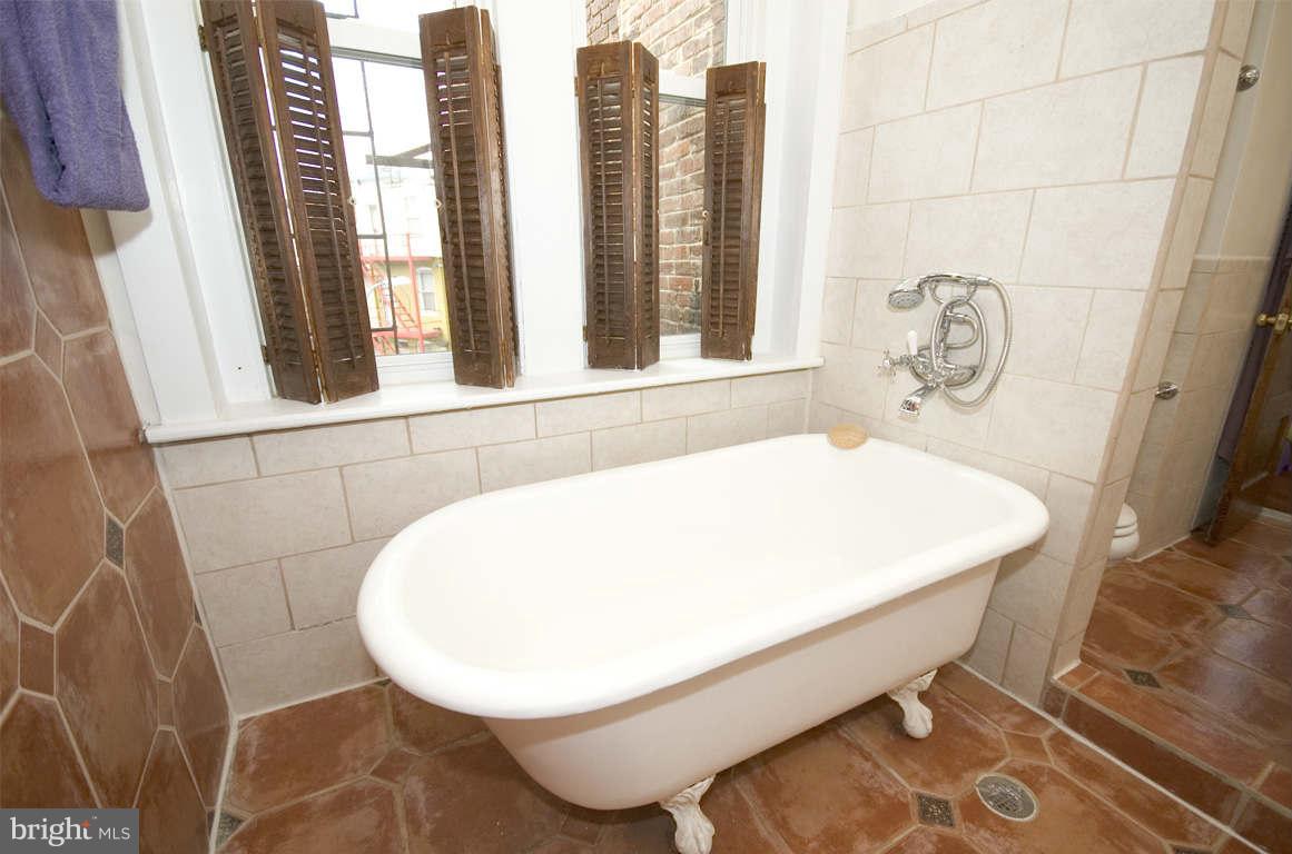 2512 Ontario Road Northwest, Unit 2 Washington, DC 20009 - Photo 19 of 23 Claw foot bathtub