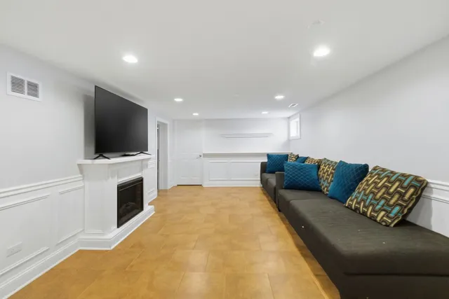 $439,900 | 8808 Meade Avenue, Oak Lawn, IL 60453