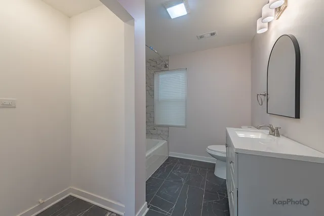 $2,400 | 2029 South Canalport Avenue, Unit 2, Chicago, IL 60616