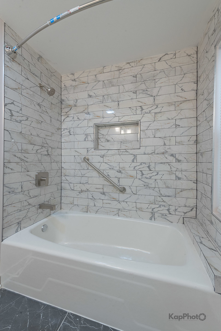 2029 South Canalport Avenue, Unit 2 Chicago, IL 60616 - Photo 24 of 28 a bathroom with a bathtub