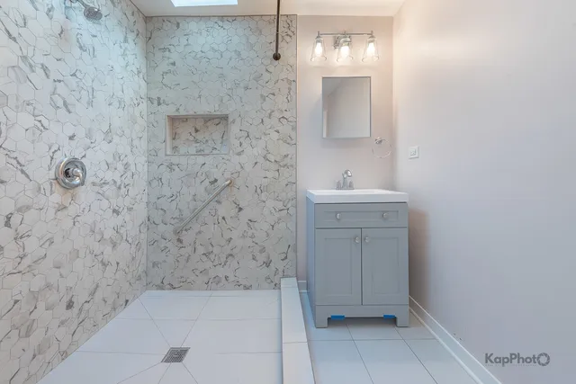 $2,400 | 2029 South Canalport Avenue, Unit 2, Chicago, IL 60616