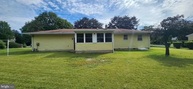a view of a house with a backyard