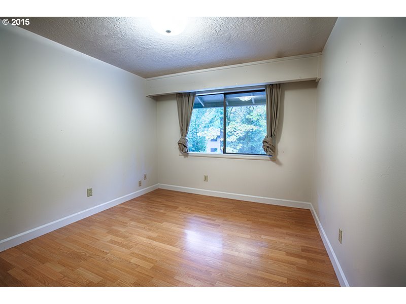 31 Southwest Taylors Ferry Road Portland, OR 97219 - Photo 12 of 23 an empty room with wooden floor and windows