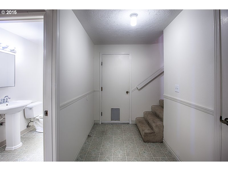 31 Southwest Taylors Ferry Road Portland, OR 97219 - Photo 17 of 23 a view of entryway and hall with wooden floor