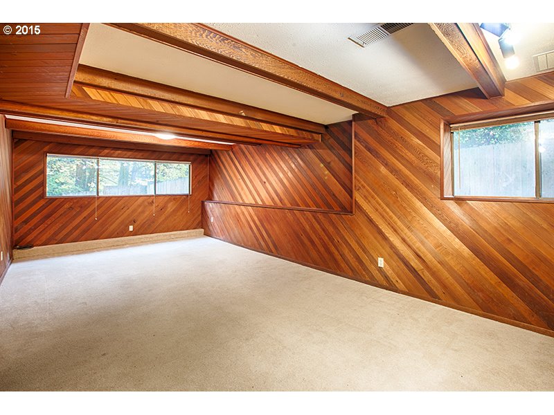31 Southwest Taylors Ferry Road Portland, OR 97219 - Photo 19 of 23 a view of an empty room