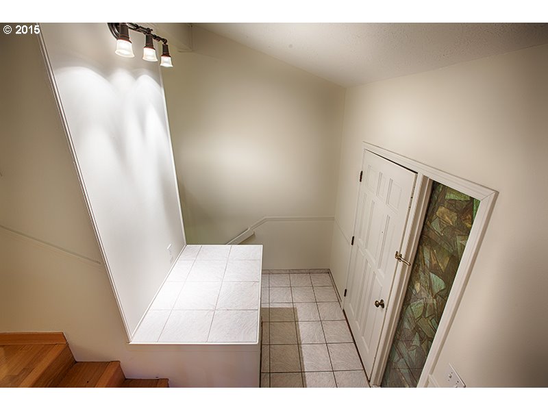 31 Southwest Taylors Ferry Road Portland, OR 97219 - Photo 3 of 23 a view of a hallway in a house