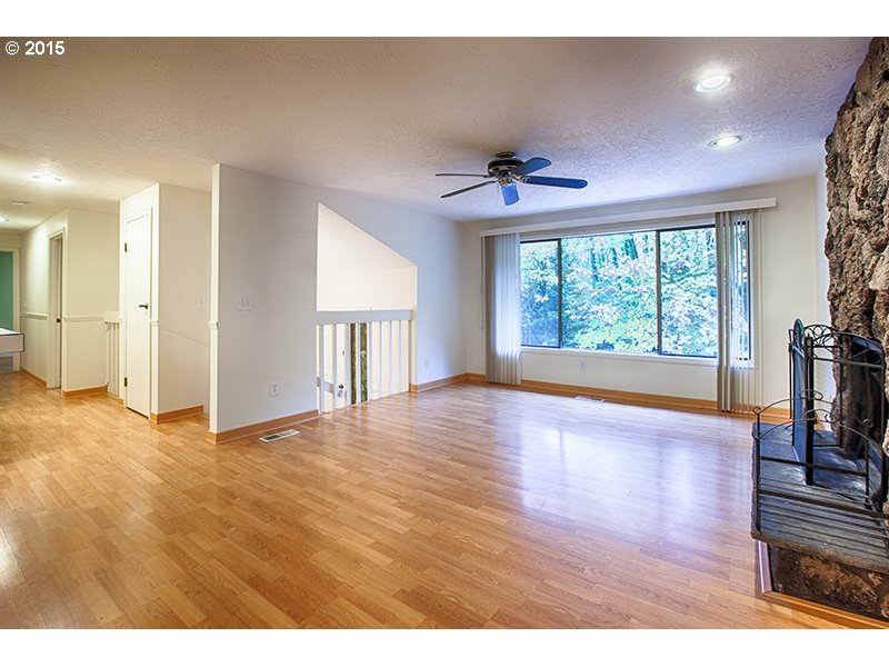 31 Southwest Taylors Ferry Road Portland, OR 97219 - Photo 5 of 23 a view of an empty room with a window