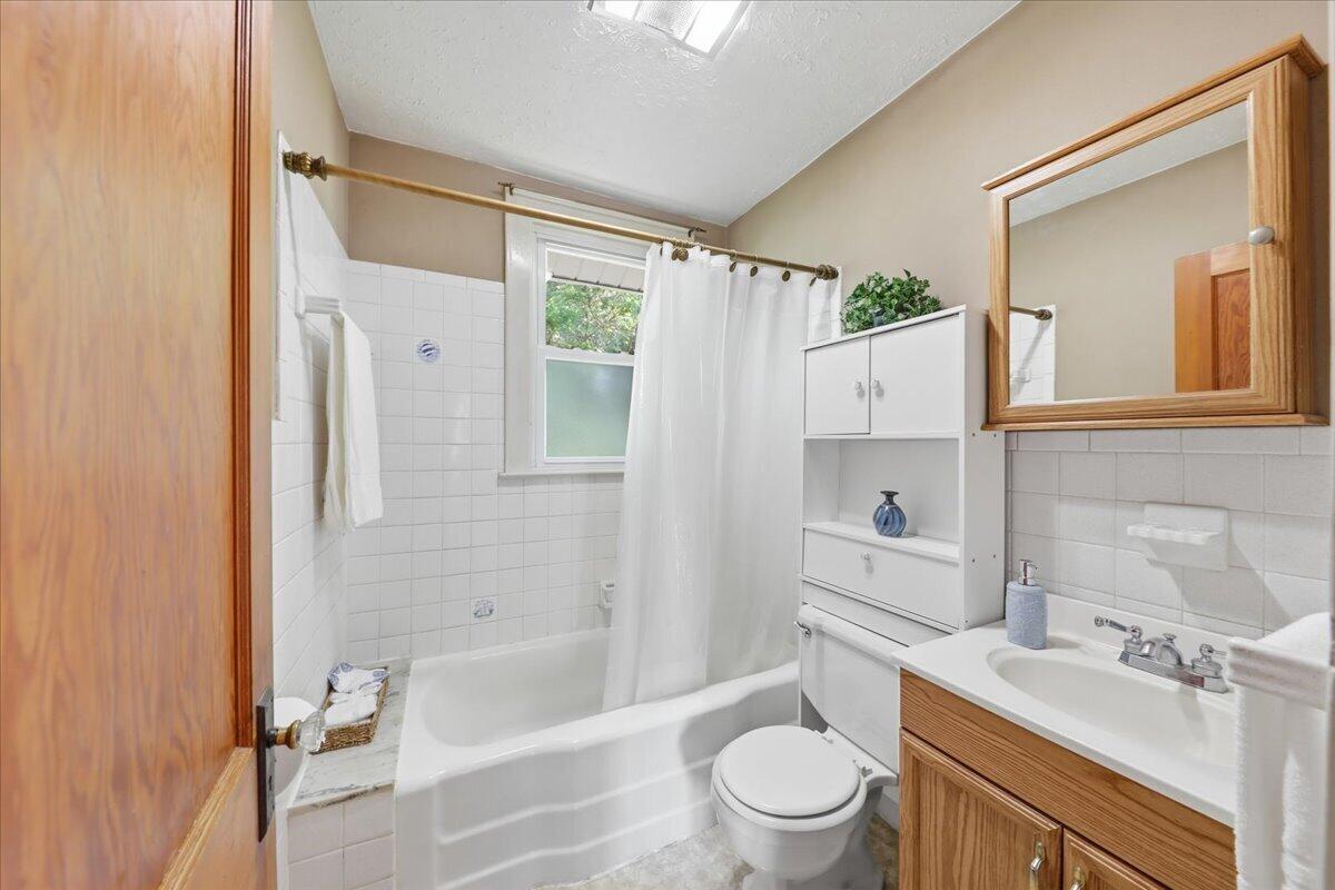 2955 Mechanicsburg Road Springfield, OH 45503 - Photo 15 of 55 27-Bathroom