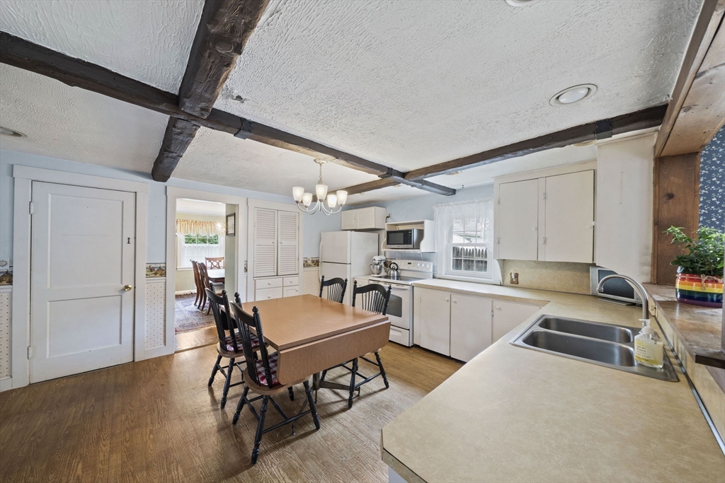 38 Idlewell Street Weymouth, MA 02188 - Photo 4 of 37