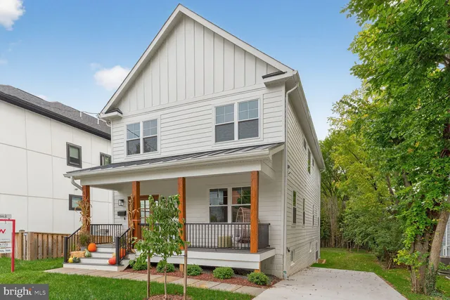 a view of a house with backyard and plants