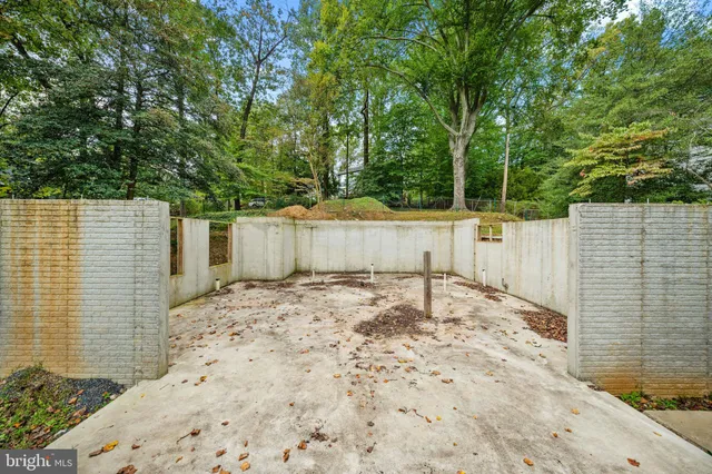 a view of a backyard