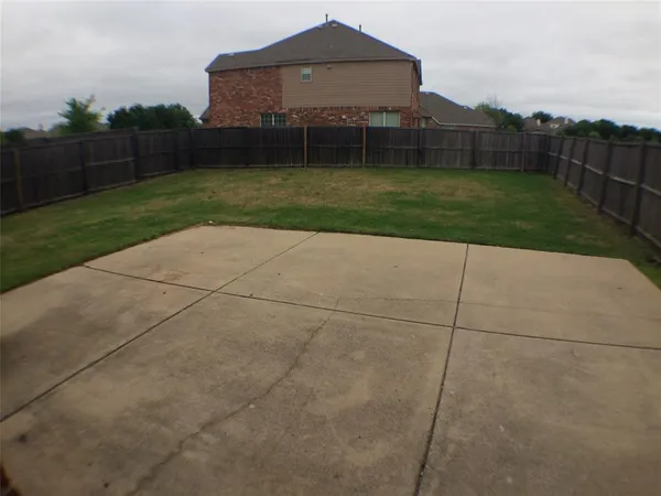 a view of a back yard