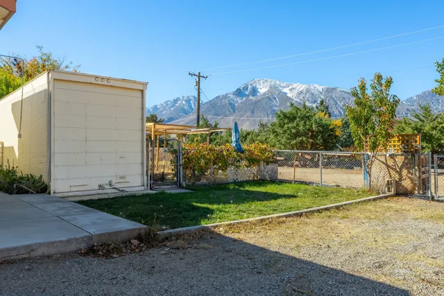 a view of a backyard