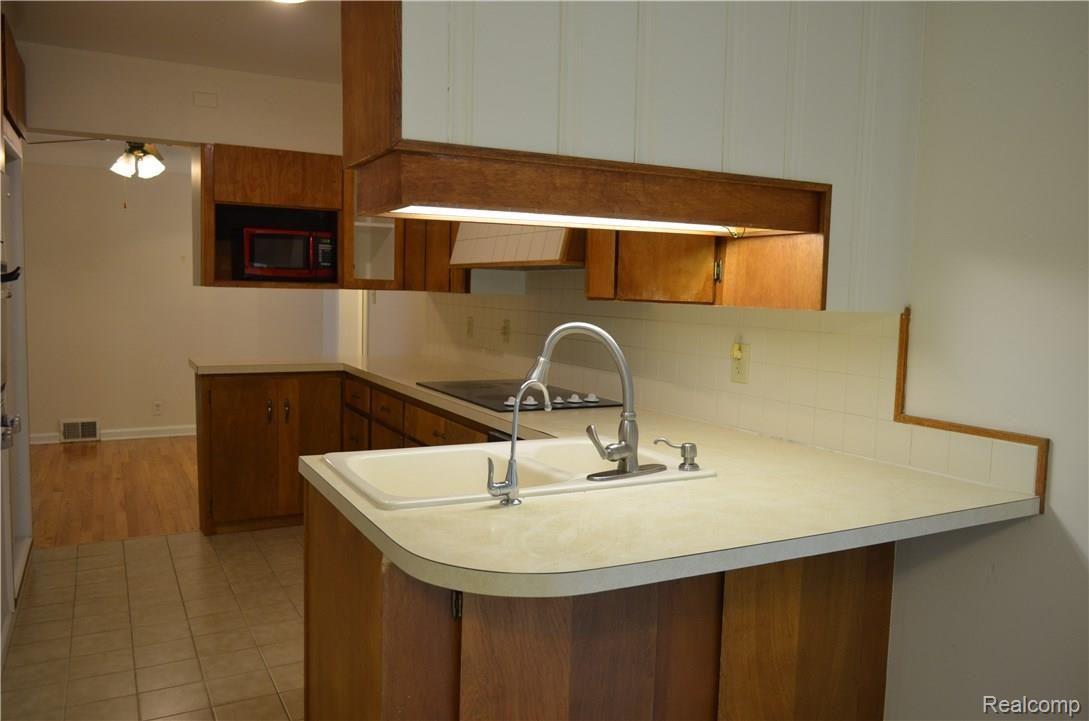 390 Maplehill Road Rochester, MI 48306 - Photo 6 of 31 BREAKFAST BAR