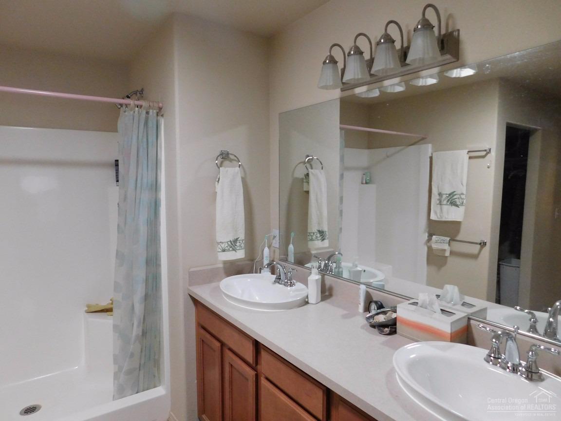 16984 Glendale Road Bend, OR 97707 - Photo 8 of 24 a bathroom with double vanity sinks and a mirror