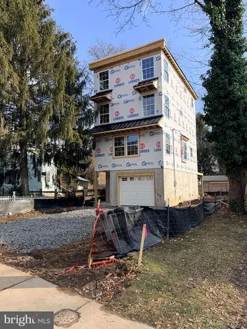 a view of a car park in front of house