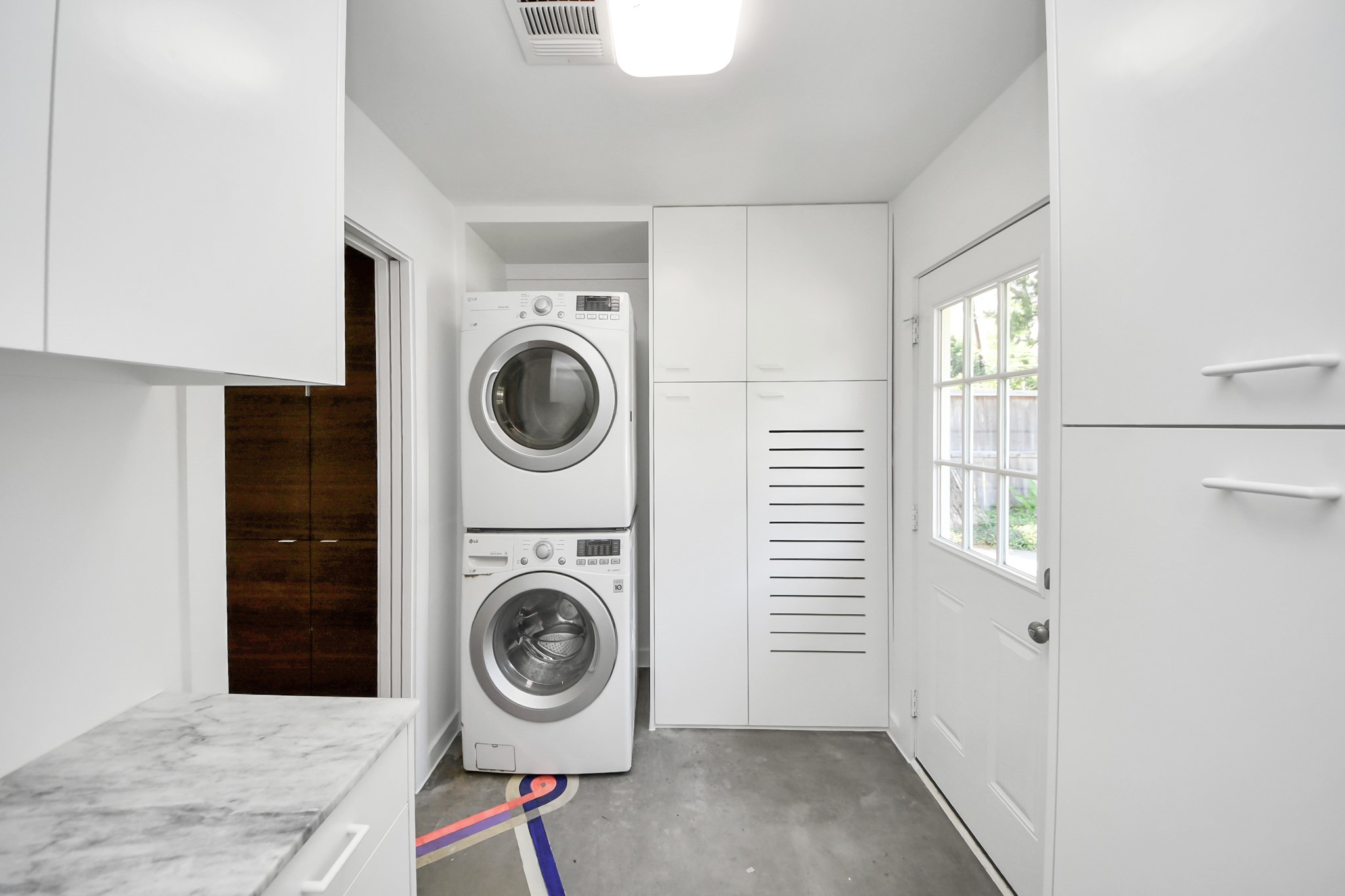 7610 Highmeadow Drive Houston, TX 77063 - Photo 32 of 50 a view of livingroom with washer and dryer