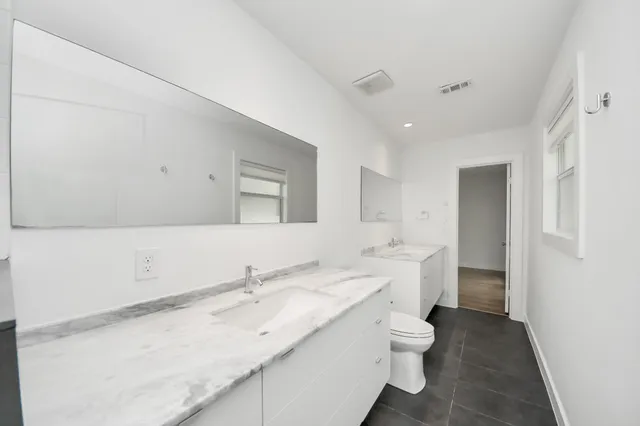 a view of entryway with bathroom