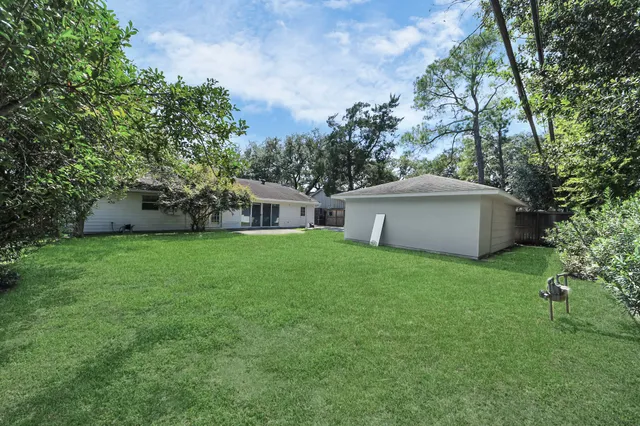 a view of a house with backyard and garden