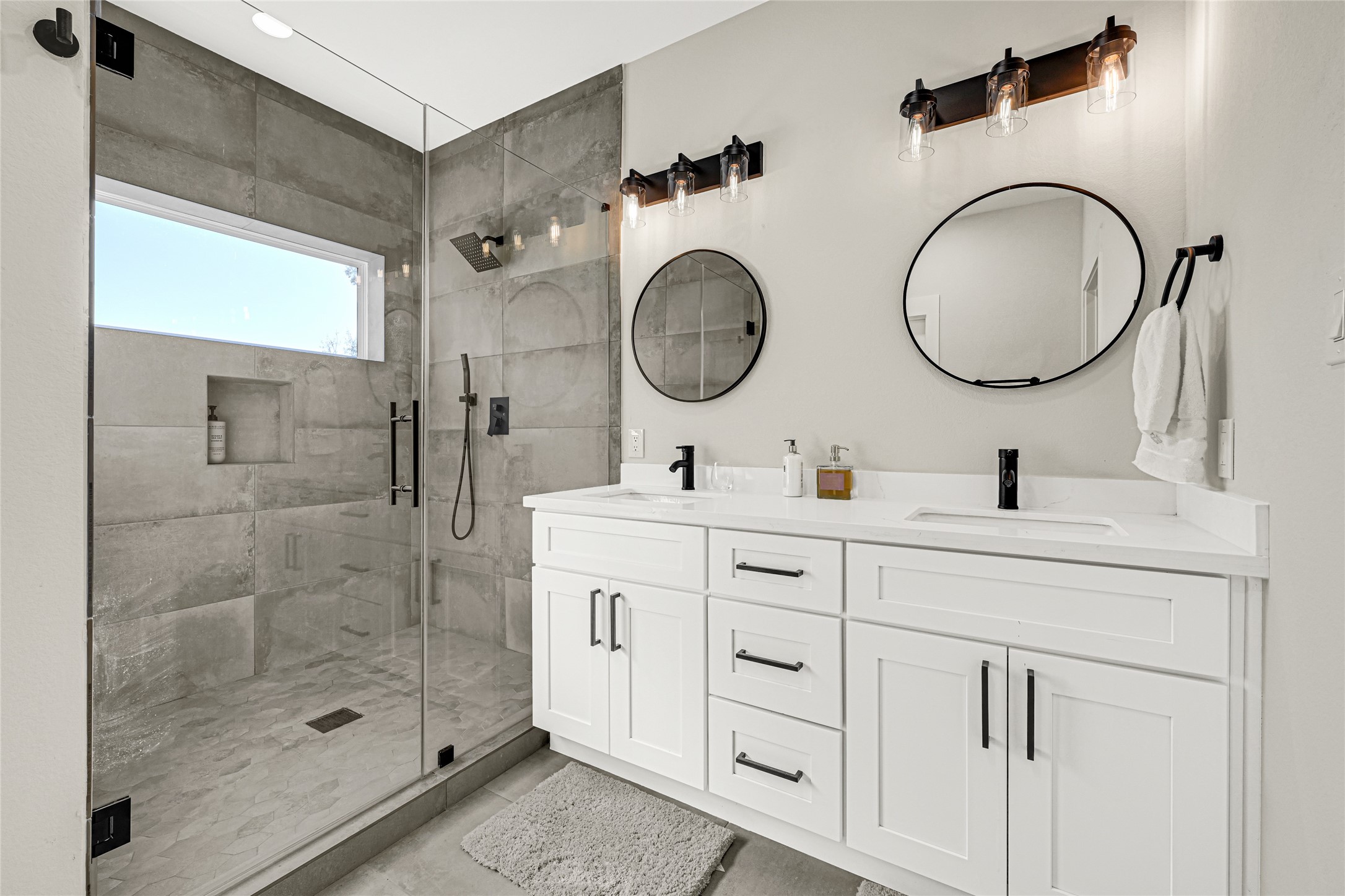 6835 Weston Street, Unit A Houston, TX 77021 - Photo 11 of 15 Master Bathroom