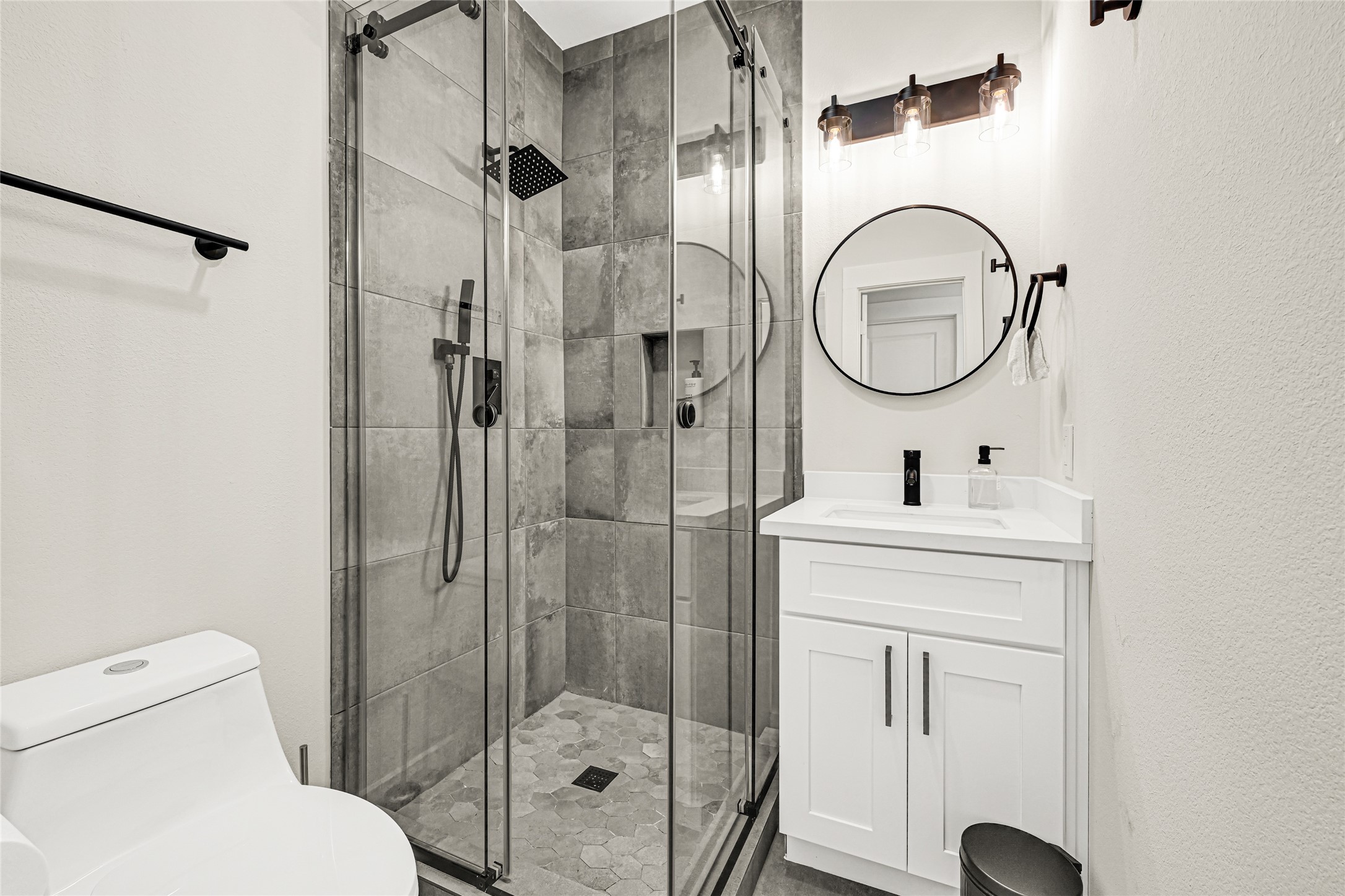 6835 Weston Street, Unit A Houston, TX 77021 - Photo 9 of 15 3rd Bathroom and Shower Hallway