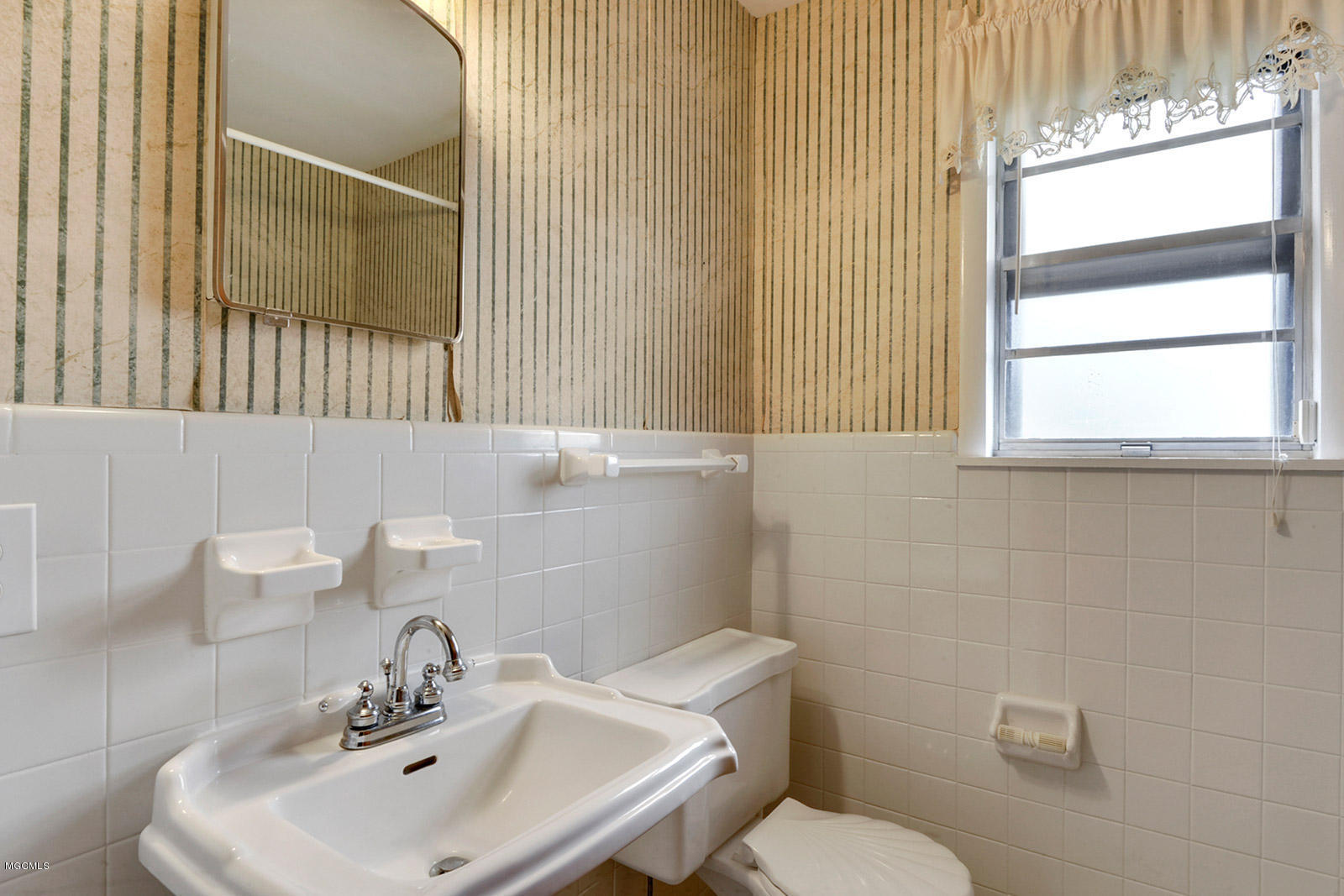928 Lindh Road Gulfport, MS 39507 - Photo 11 of 15 Bathroom 2