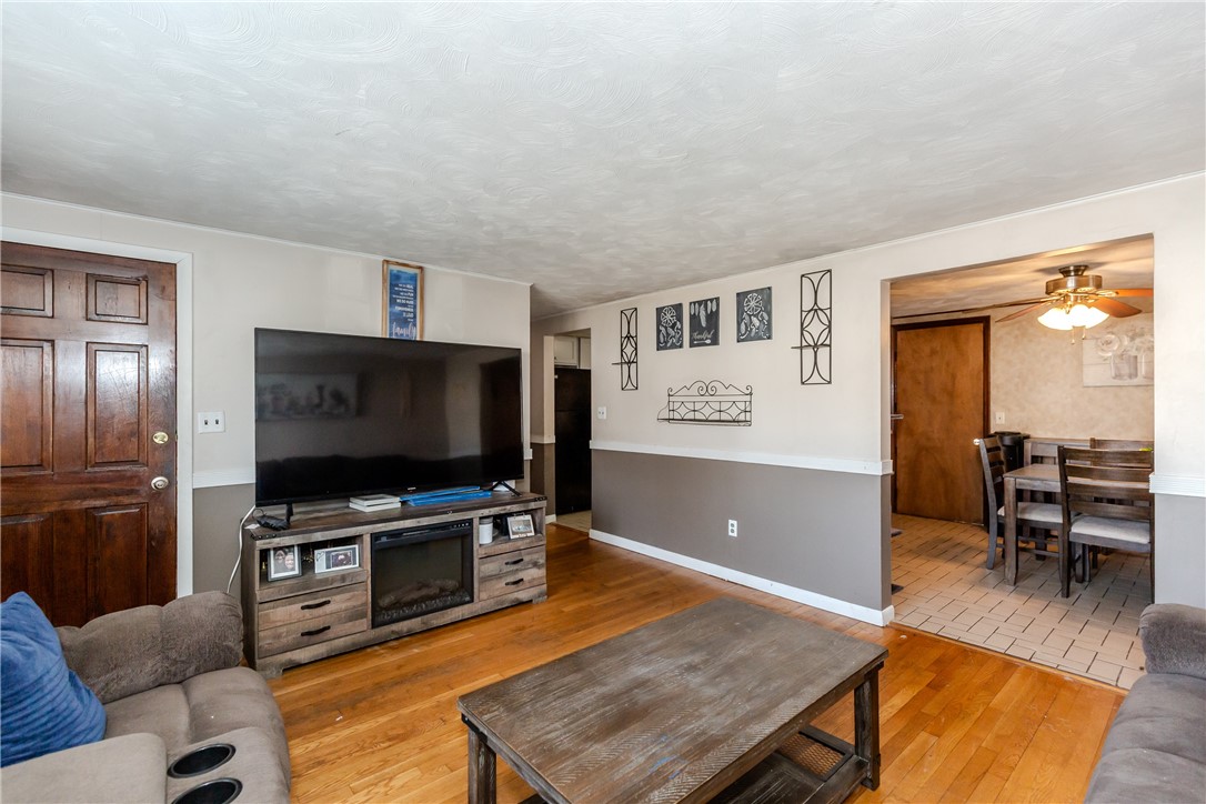 60 Ruskin Avenue Woonsocket, RI 02895 - Photo 4 of 31 1st Floor Living Room