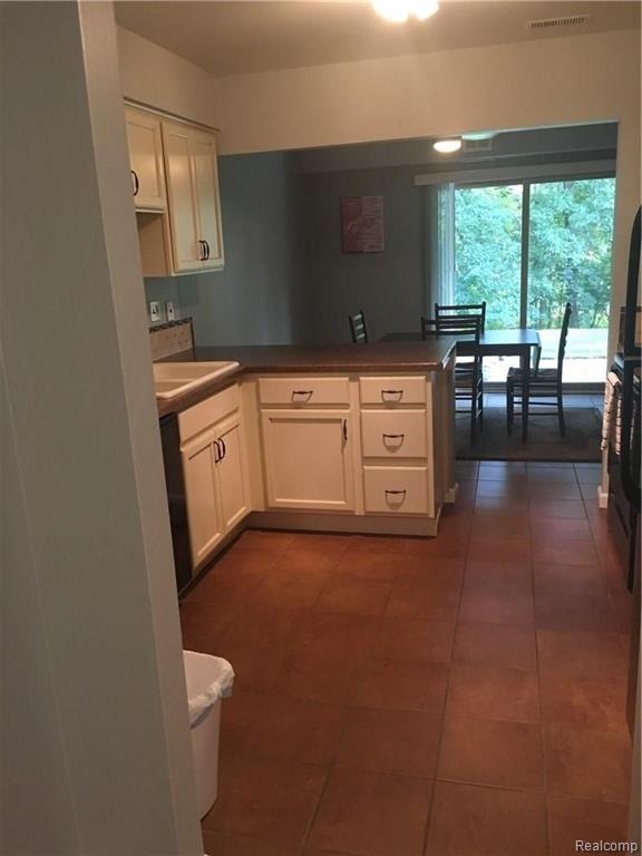 1687 Riverside Drive, Unit U14 Rochester Hills, MI 48309 - Photo 16 of 50
