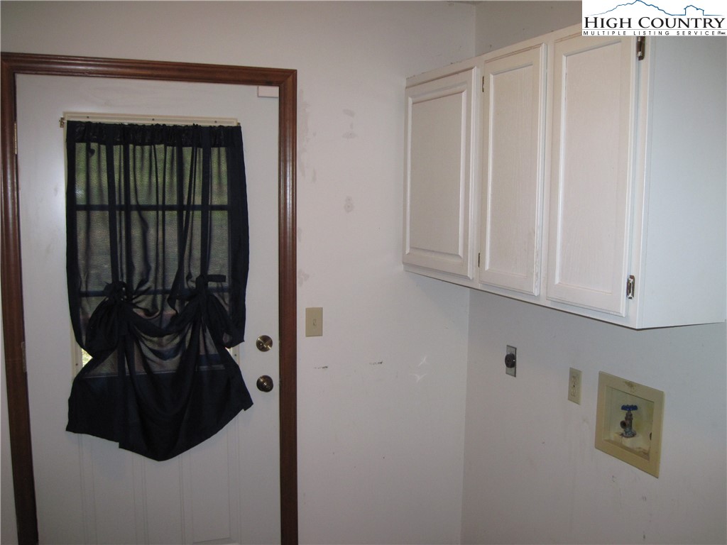 281 Old Turnpike Road Banner Elk, NC 28604 - Photo 12 of 22 a view of a entryway