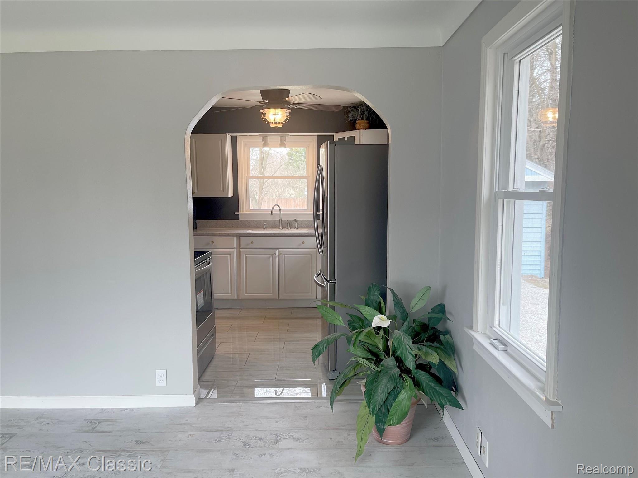3226 West Dean Road Lambertville, MI 48144 - Photo 9 of 17 kitchen entry.jpg