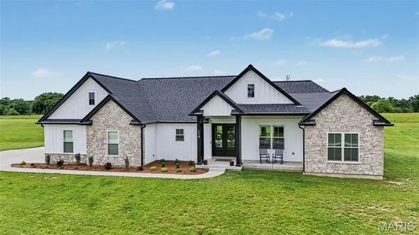 $750,000 | 114 Gladshire Lane, Warrenton, MO 63383