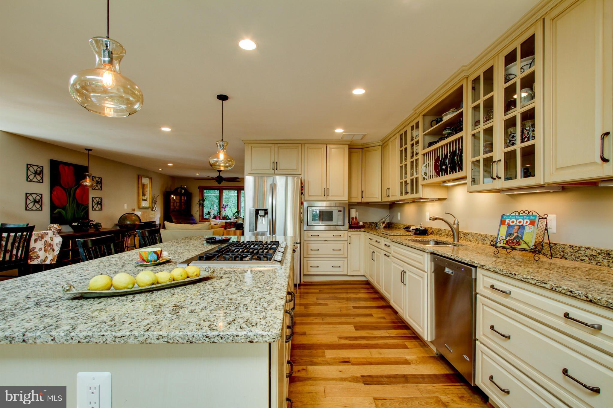 New 29 linear ft custom cabinets w / pantry