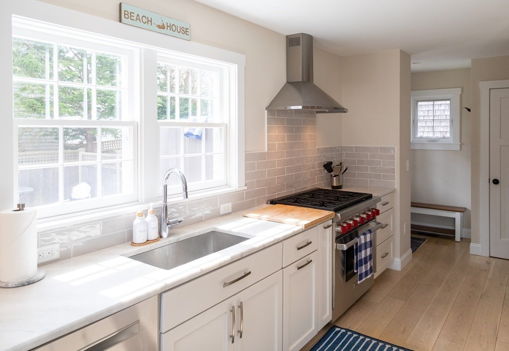 49 Pine Street Nantucket, MA 02554 - Photo 13 of 41