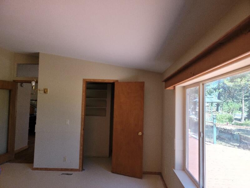 52901 Timber Ln Loop La Pine, OR 97739 - Photo 13 of 26 large master bedroom with walkin closet.