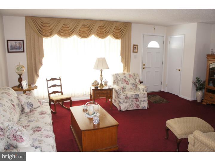 505 Wesley Road Springfield, PA 19064 - Photo 4 of 25 Living Room