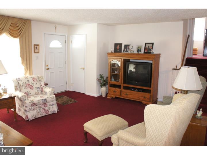 505 Wesley Road Springfield, PA 19064 - Photo 5 of 25 Living Room
