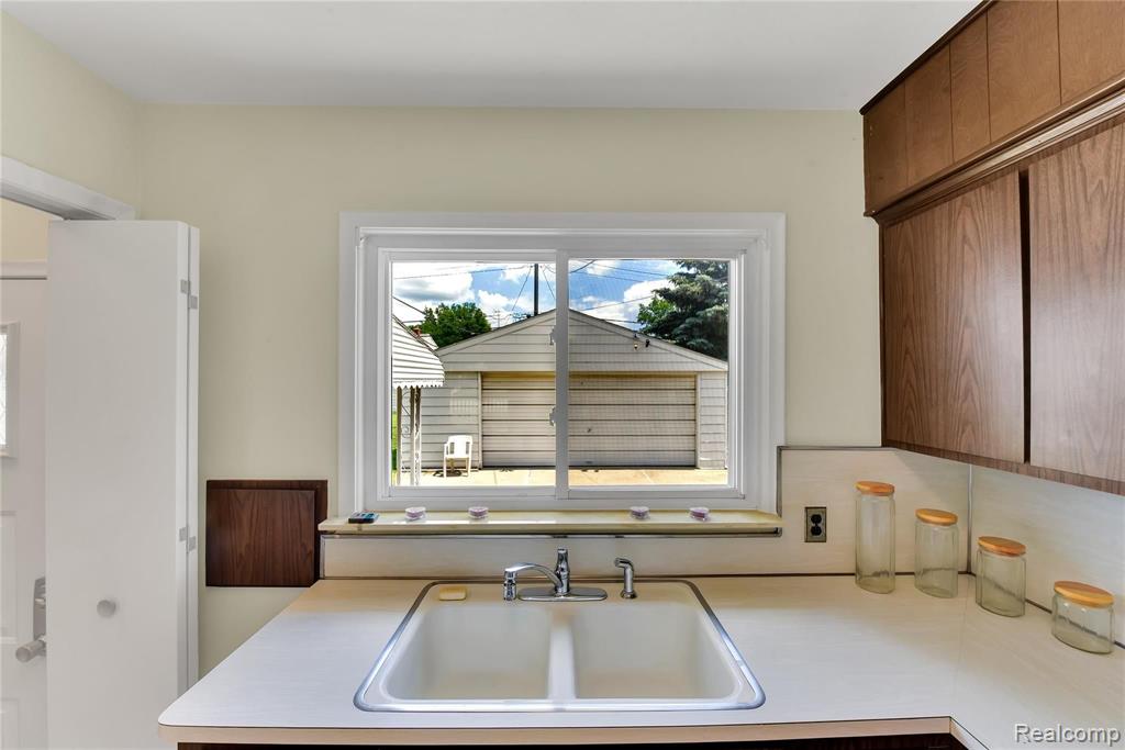 9301 Allen Road Allen Park, MI 48101 - Photo 20 of 26