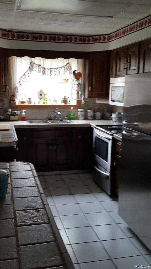 24410 Middlebelt Road New Boston, MI 48164 - Photo 2 of 7 C:\Users\patty\Desktop\24410 middlebelt pics\kitchen.jpg