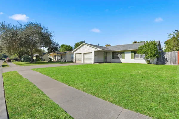 a view of a house with backyard and garden
