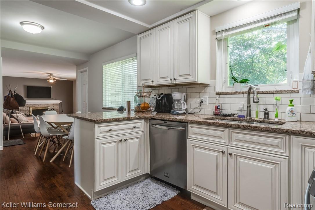 541 South Rosedale Court Grosse Pointe, MI 48236 - Photo 17 of 46 Interiors (10 of 41).jpg