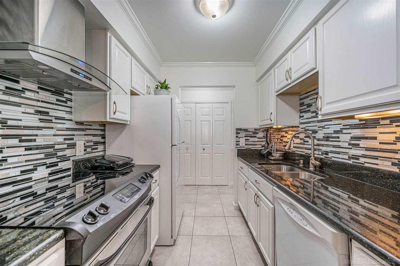 29830 West 12 Mile Road, Unit 305 Farmington Hills, MI 48334 - Photo 6 of 16