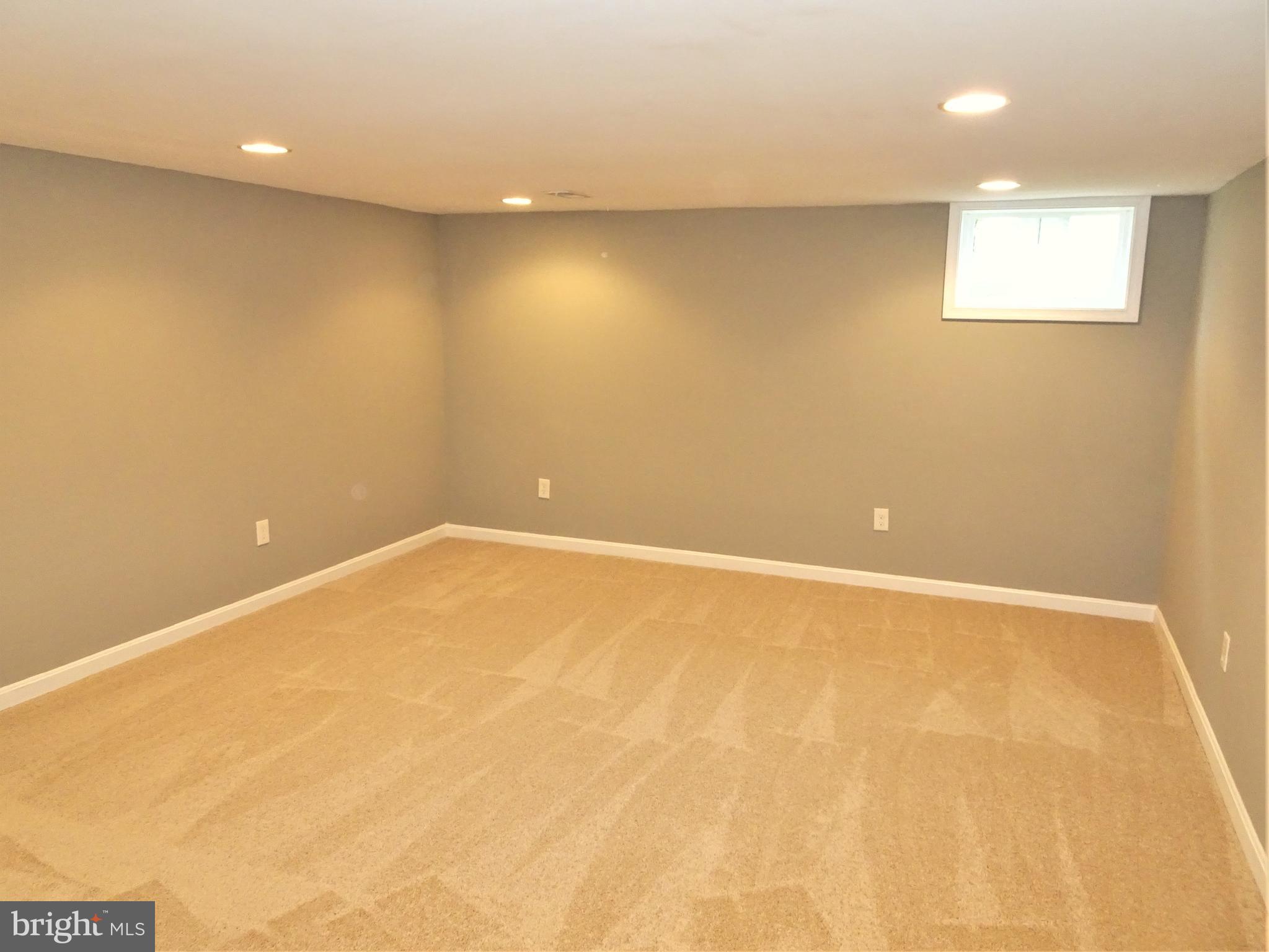 1216 Glenhaven Road Baltimore, MD 21239 - Photo 32 of 45 Huge Family Room 19' x 14' - w/ natural light