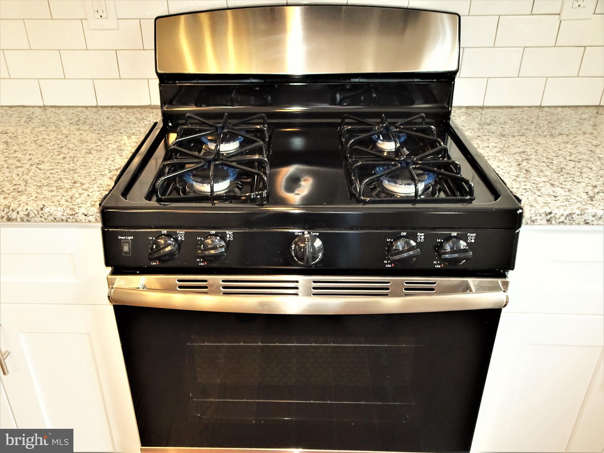 1216 Glenhaven Road Baltimore, MD 21239 - Photo 5 of 45 Gas range / oven