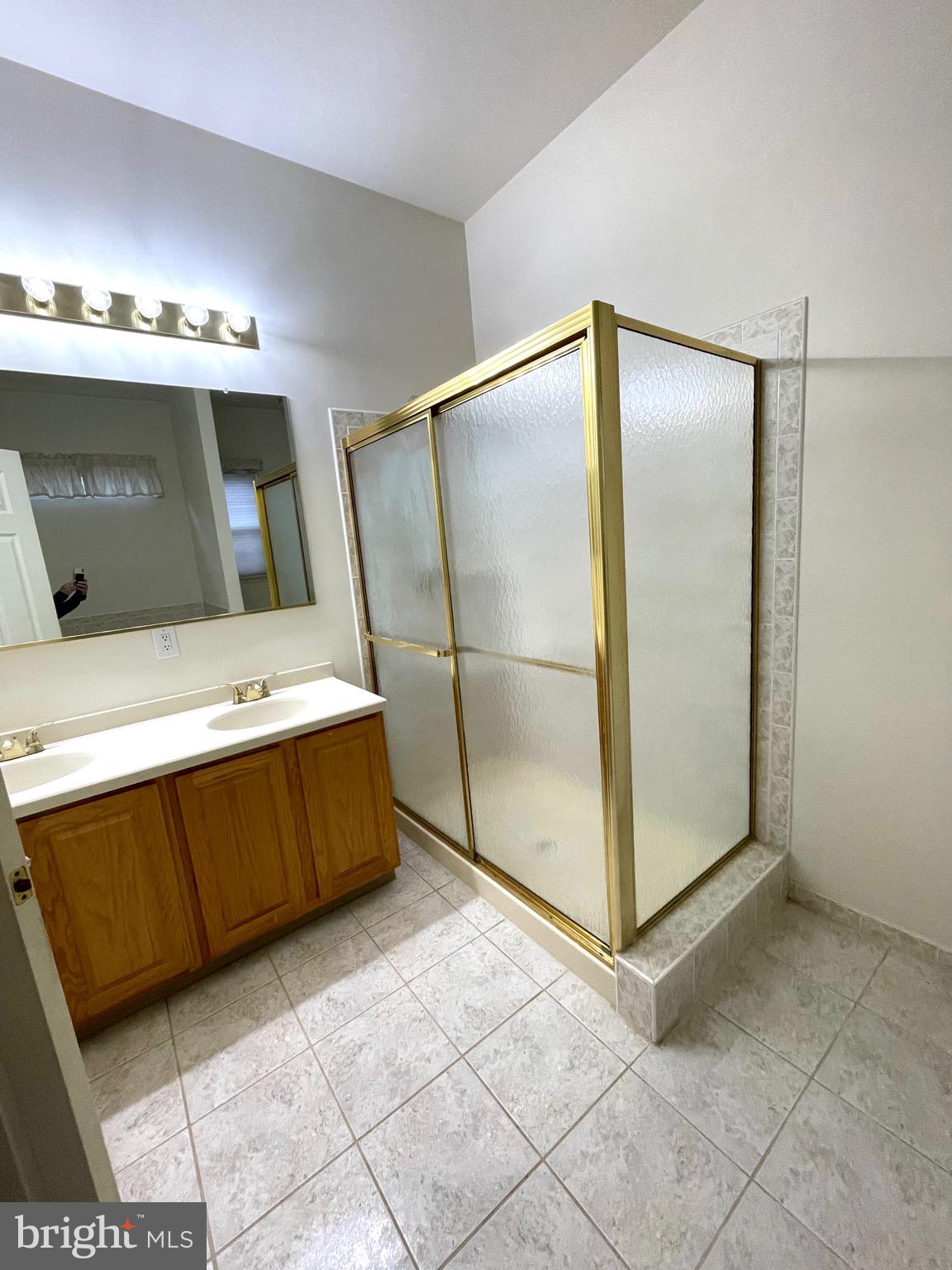 8 Manley Road Pennington, NJ 08534 - Photo 19 of 27 Main bathroom