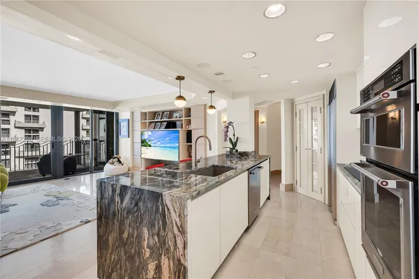 $9,000 | 1500 Ocean Drive, Unit 1005, Miami Beach, FL 33139